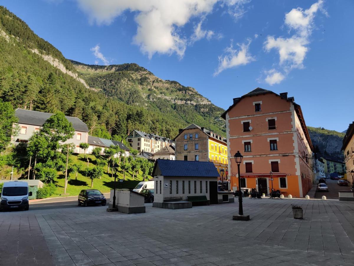 "Leo Pixel" Avairent Canfranc Estacion Apartment Bagian luar foto
