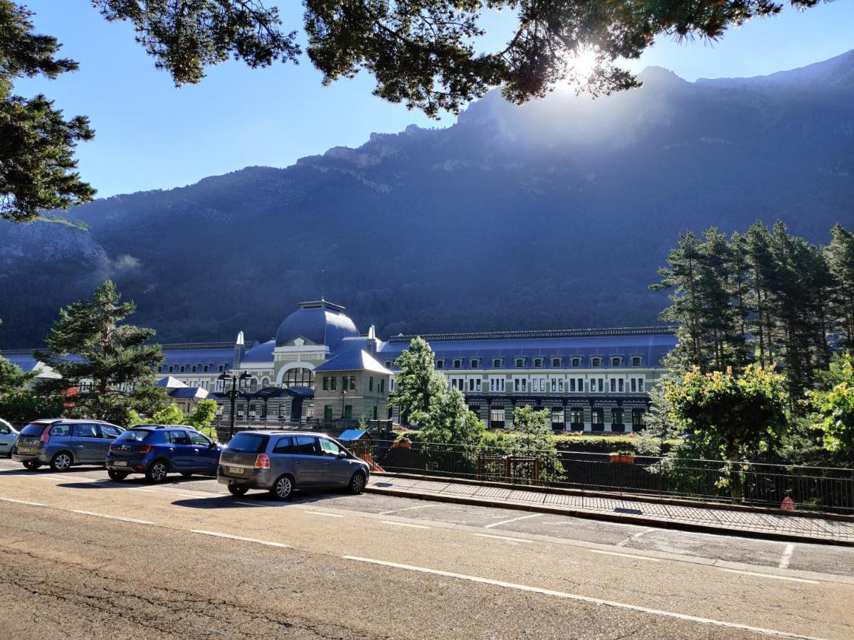 "Leo Pixel" Avairent Canfranc Estacion Apartment Bagian luar foto