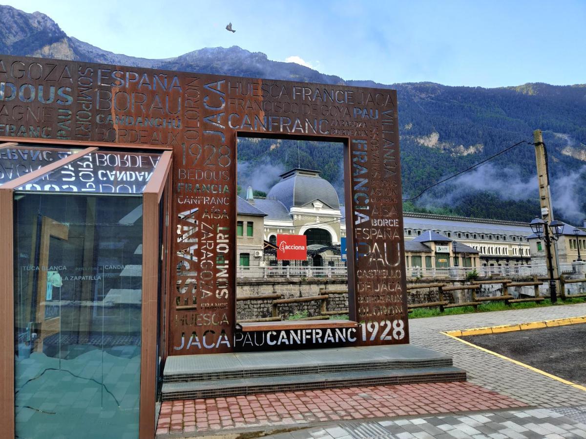 "Leo Pixel" Avairent Canfranc Estacion Apartment Bagian luar foto